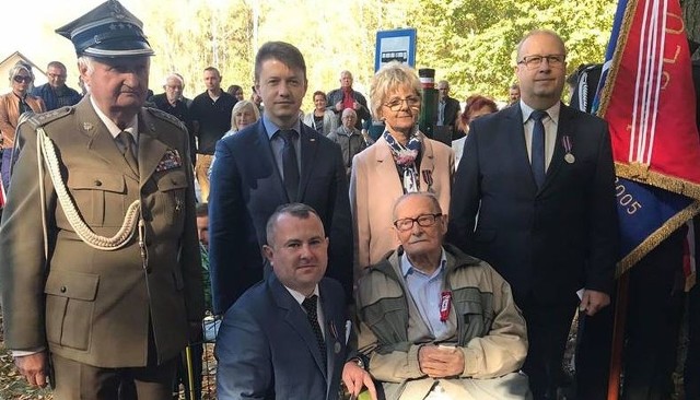 Odznaczeni medalem Pro Patria z uczestnikami bitew na ziemi włoszczowskiej przy pomniku poległych partyzantów w Chotowie.