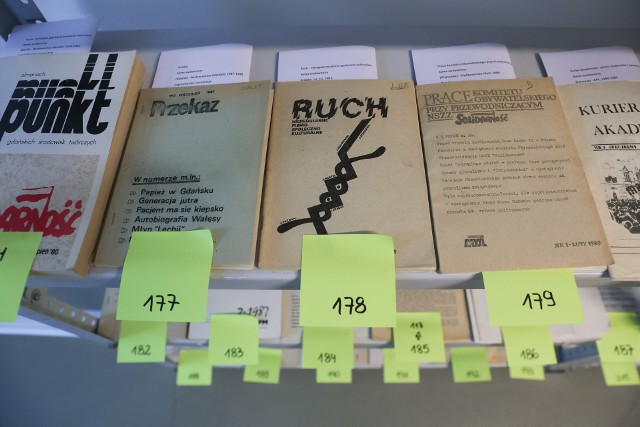 Biblioteka Uniwersytetu Rzeszowskiego ma wyodrębnionych 230 tytułów czasopism z drugiego obiegu wydawniczego, niestety  przeważają tytuły spoza Rzeszowa.