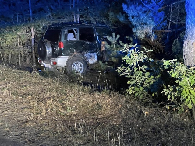 Kierowca nissana zginął po uderzeniu w drzewo w rejonie miejscowości Waniewo