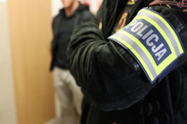 Oszustwo na blika. Zamaskowany mężczyzna wypłacał pieniądze w bankomacie