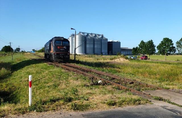 Na niestrzeżonym przejeździe kolejowym w miejscowości Osiek prawie doszło do tragedii.
