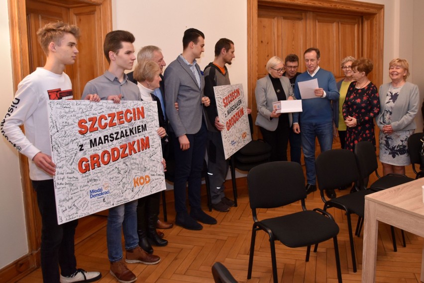 Zebrali 2 tysiące podpisów za poparciem Marszałka Senatu