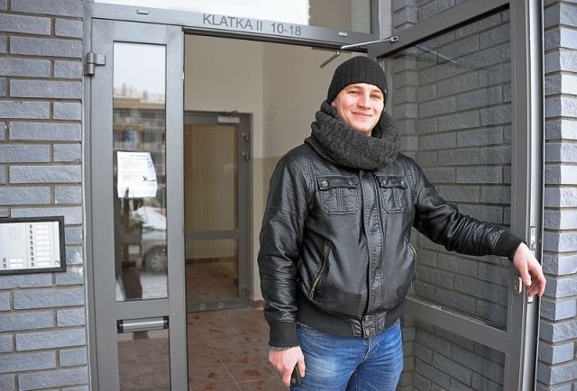 Maciej Siemieniuk właśnie wprowadza się do ponad 50-metrowego mieszkania w nowym budynku białostockiego KTBS. - To bardzo dobra opcja na własne lokum - mówi.