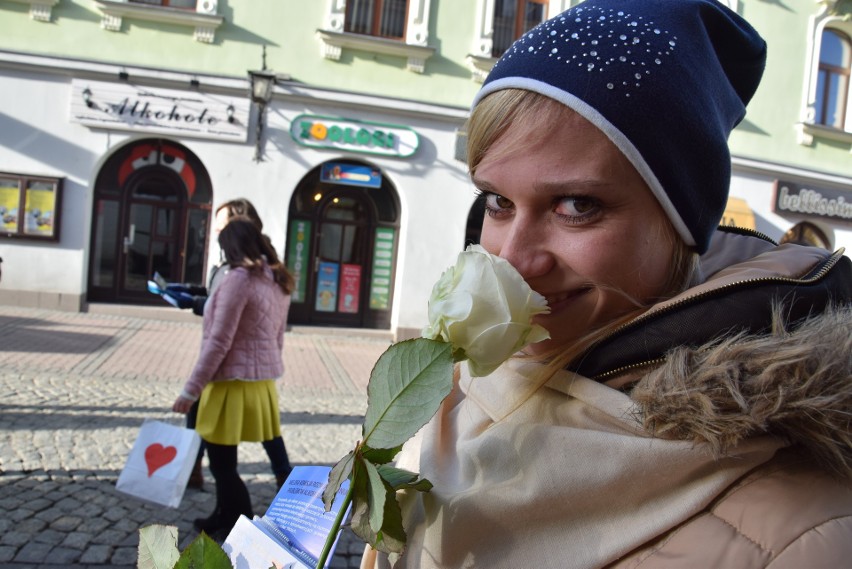 Tarnów. Wręczali białe róże na znak sprzeciwu 