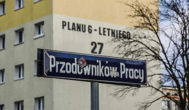 Dwa tygodnie temu wojewoda kujawsko-pomorski Mikołaj Bogdanowicz wydał zarządzenie zastępcze w związku z tzw. ustawą dekomunizacyjną. Zniosło ono, m.in. nazwy al. Planu 6-letniego i Przodowników Pracy na bydgoskich Kapuściskach. Wojewoda zarządził, że al. Planu 6-letniego zmieni nazwę na al. Lecha Kaczyńskiego , a ul. Przodowników Pracy na ul. Bernarda Śliwińskiego (powstaniec wielkopolski, były prezydent Bydgoszczy).