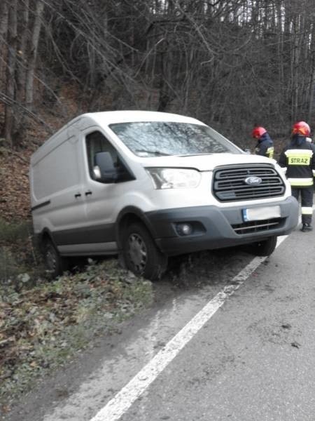 DK 75. Zderzyły się osobówka i dostawczak. Jedna osoba w szpitalu