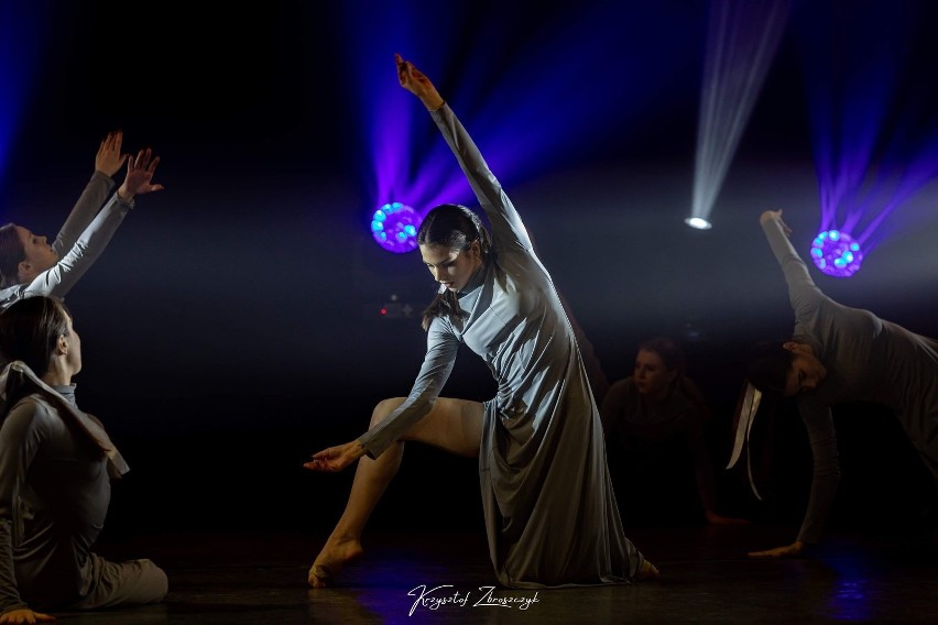 Premiera spektaklu tanecznego „(nie) cała ja…” Formacji Tanecznej Paradox w Porcie Kultury w Sandomierzu. Zobacz niezwykłe widowisko ZDJĘCIA