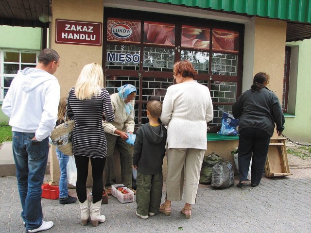 Mimo że przy ul. Mickiewicza 51 obowiązuje zakaz handlu, detal kwitnie w najlepsze. Szczególnie w czwartki.