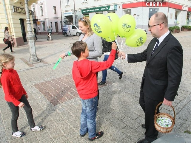 Dzieci chętnie przyjmowały balony oraz odblaski od europosła.