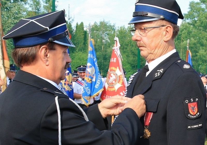 Zdzisław Burgiel otrzymał z rąk burmistrza Tadeusza Knopka...
