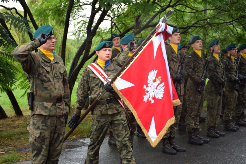 Powstanie warszawskie wybuchło 1. sierpnia 1944 roku i było...