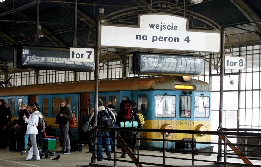 Dworzec Główny sprzed lat. Tak kiedyś jeździło się pociągami z  i do Wrocławia