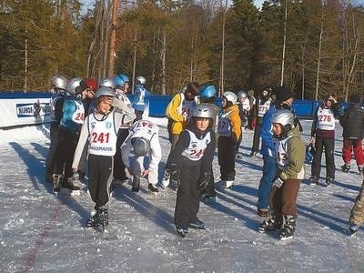 Chłopcy z rocznika 1998-99 przed startem do biegu na 300 metrów Fot. Zdzisław Karaś.