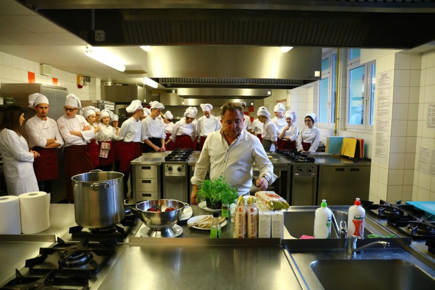 Uczniowie Technikum Żywienia i Usług Gastronomicznych w...