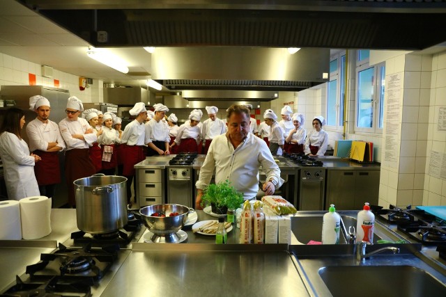 Uczniowie Technikum Żywienia i Usług Gastronomicznych w Zespole Szół Ponadgimnazjalnych - Małopolskiej Szkole Gościnności w Myślenicach z gościem specjalnym Robertem Makłowiczem