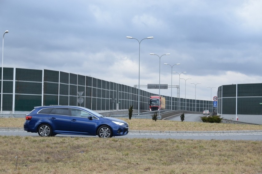 Zjazd z autostrady kończy się teraz w Ostrowie. Aby jechać...