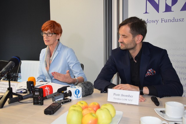 Konferencja prasowa w lubuskim oddziale NFZ w Zielonej Górze z udziałem minister pracy i polityki społecznej Elżbiety Rafalskiej i dyrektora oddziału lubuskiego NFZ Piotra Brombera - 13 maja 2019