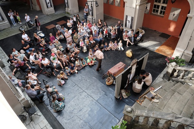 W piątek, 11 sierpnia na dziedzińcu szkoły odbył się spektakl dla dzieci "Na ludowo zabawkowo" i koncert muzyki folklorystycznej połączony z potańcówką.