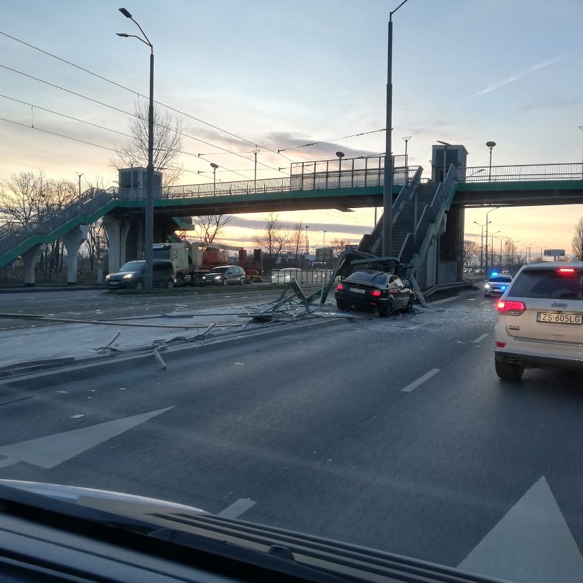 BMW wjechało w przystanek przy ulicy Gdańskiej w Szczecinie. Koszt zniszczonej wiaty to 40 tys. zł! [ZDJĘCIA]