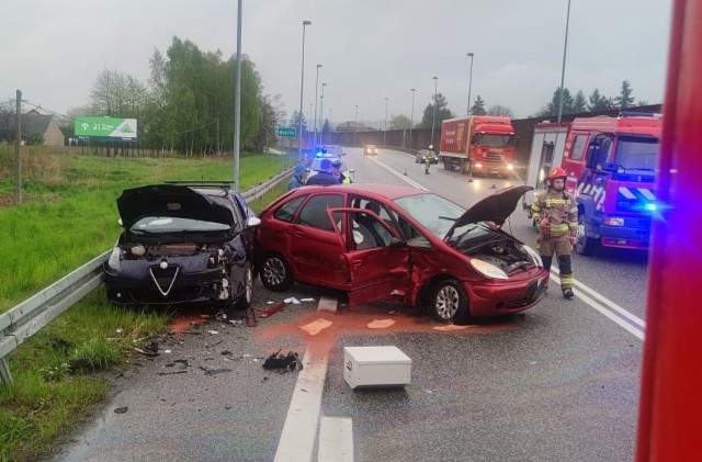 Do wypadku doszło przed godz. 19 w rejonie ślimaka na DW 94 w Wojniczu. Zderzyły się dwa samochody