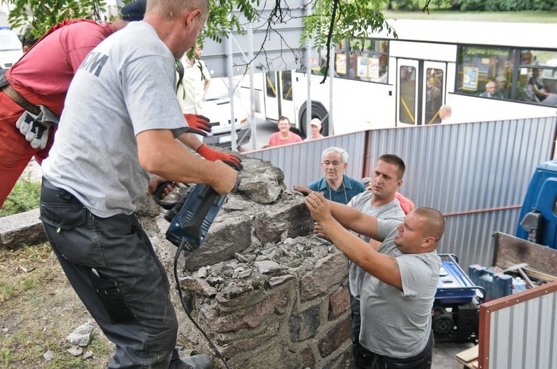 Toruń    Demontaż tablicy Juliana Nowickiego