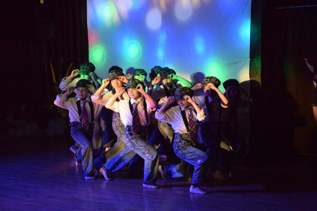 Musical "Taneczna podróż po świecie" przygotowany przez Danutę Matraszek w wykonaniu podopiecznych Powiatowego Młodzieżowego Domu Kultury w Miastku