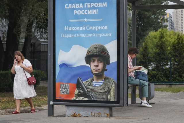 Lojalne wobec Kijowa władze obwodu chersońskiego powiadomiły, że rosyjscy najeźdźcy obiecują mieszkańcom nagrodę w wysokości 10 tys. rubli (około 770 zł) za udział w nielegalnym referendum