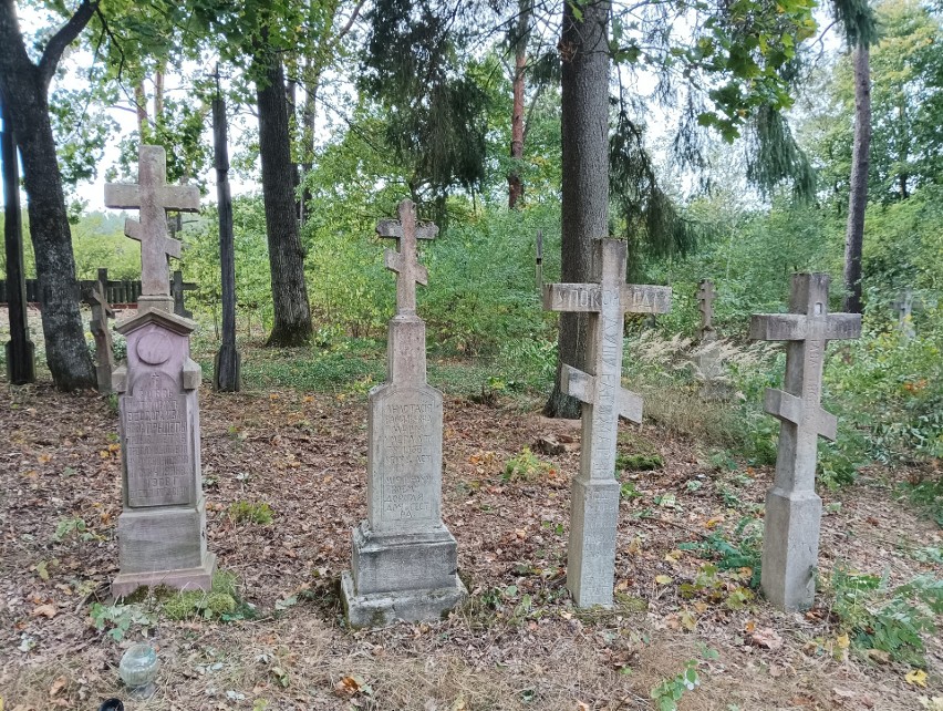 Ocalić od zapomnienia. Wolontariusze z Włodawy posprzątali zabytkowe cmentarze