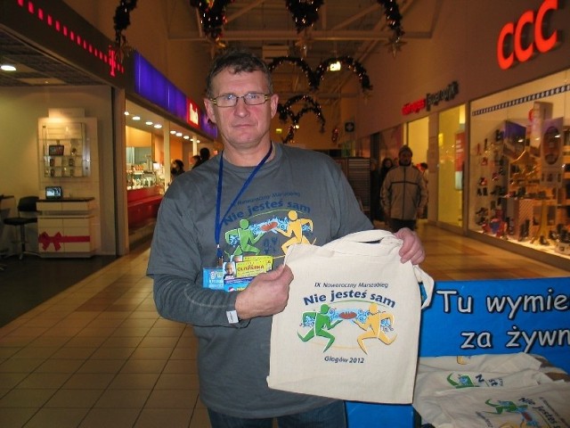 Jerzy Górski w ramach akcji stowarzyszenia "Otwarte drzwi&#8221; zbierał już żywność w głogowskich sklepach