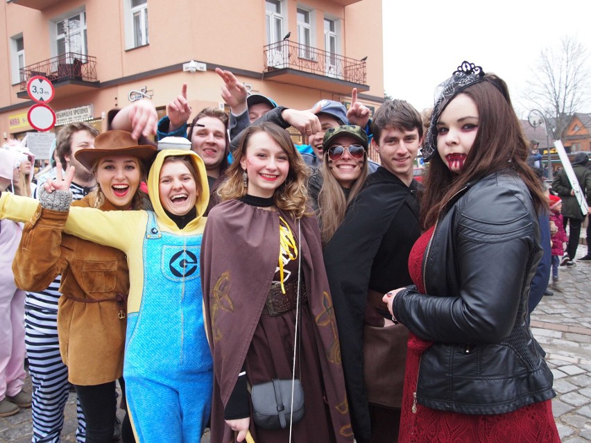 Zakopane. Maturzyści zatańczyli poloneza na Krupówkach [ZDJĘCIA,WIDEO]