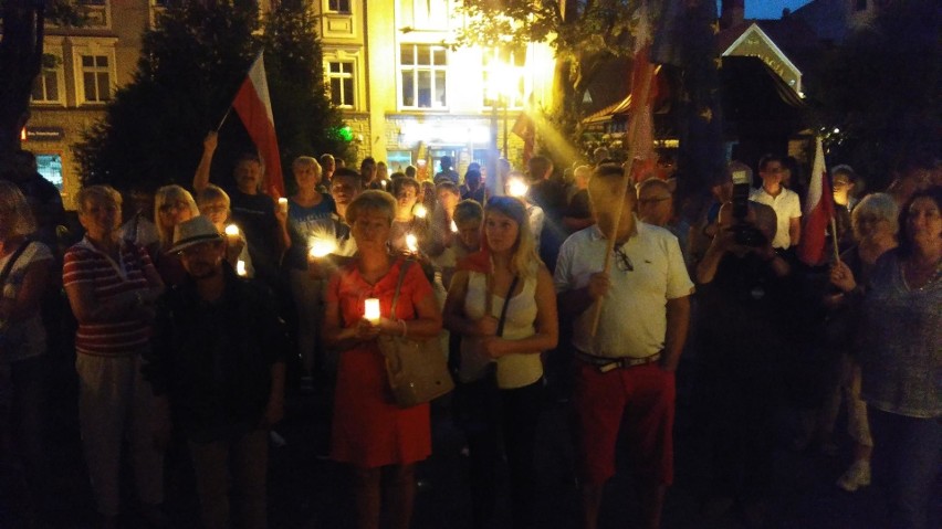 Demonstracja przed żywieckim sądem z preambułą Konstytucji RP  [ZDJĘCIA] 