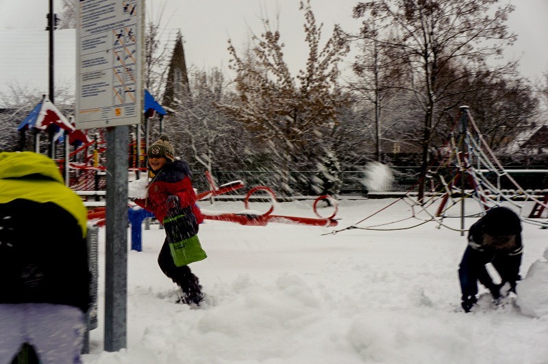 Osiedle Piasta pod śniegiem. Zimowe zabawy (zdjęcia, wideo)