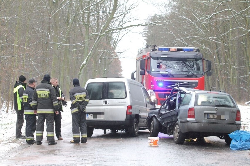 Wypadek na drodze Łozina - Bąków. Nie żyje młoda kobieta, ranne 3 osoby, wśród nich roczne dziecko