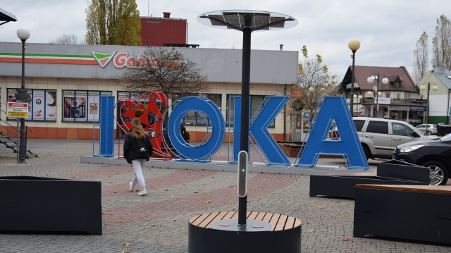 Multimedialna ławka w Ostrołęce. Ławka stanęła przy scenie koło Kupca. To  inwestycja z budżetu obywatelskiego | Tygodnik Ostrołęcki