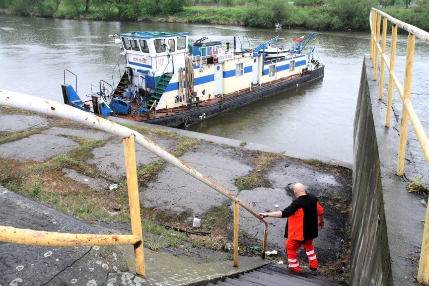 Wrocław: Wypadek w porcie. Mężczyzna wpadł do Odry (ZDJĘCIA)