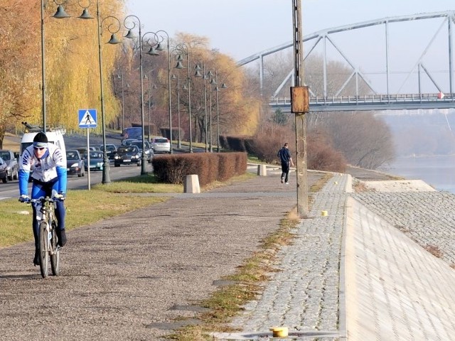 Miasto planuje wybudować ścieżkę dla pieszych i rowerzystów między mostem kolejowym a Skarpą