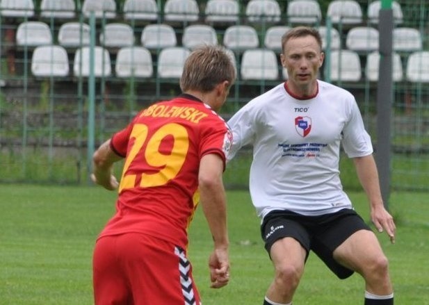 Podczas sparingu w Kielcach Przemysław Kupczyk (z prawej) stoczył wiele pojedynków m.in. z graczem Korony Pawłem Sobolewskim.