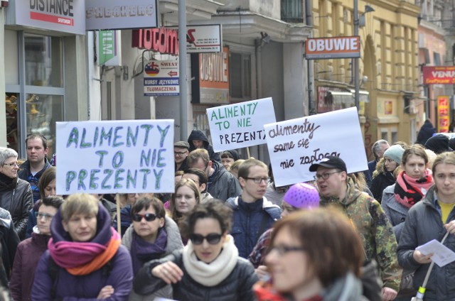 8 marca 2015 r. w kilku miastach, także w Poznaniu odbyły się Manify pod hasłem „Dość przekrętów w sprawie alimentów”. Na ulice wyszło kilka tysięcy kobiet i mężczyzn, domagając się zmian w prawie