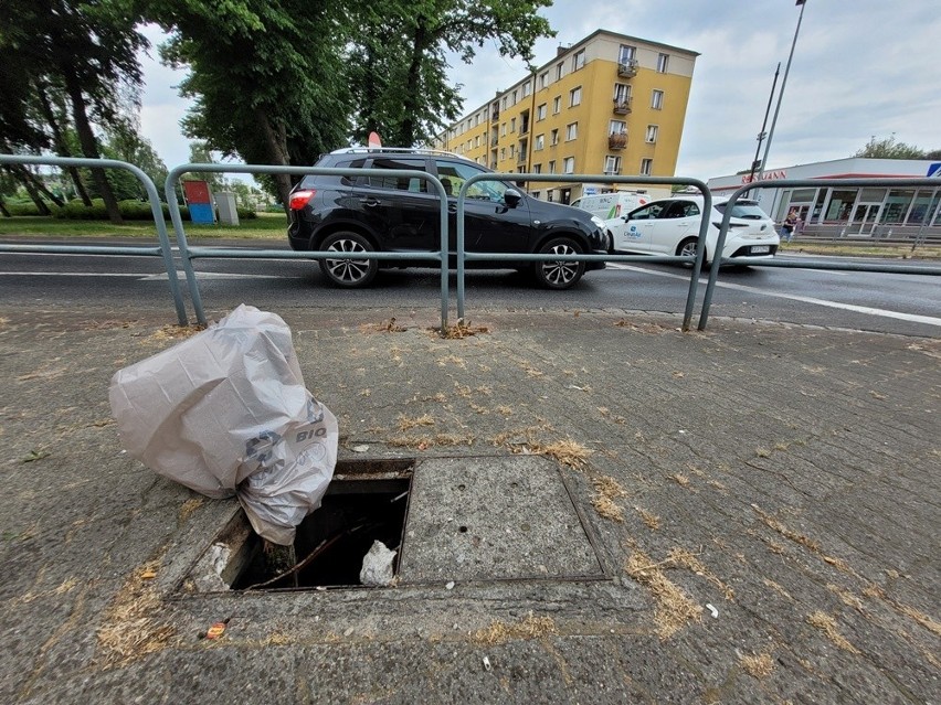 Duża dziura w chodniku przy pl. Dąbrowskiego w Słupsku.