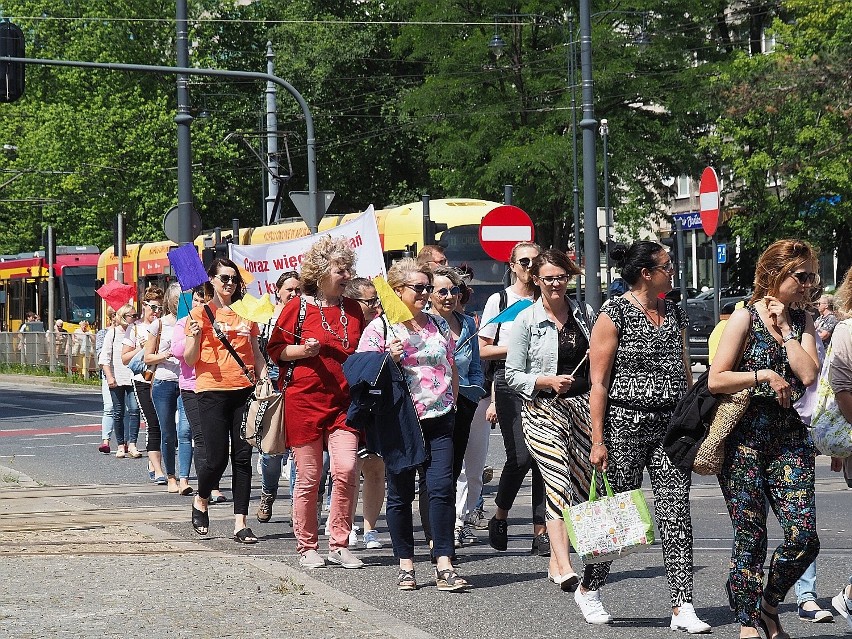 Strajkujący pracownicy MOPS protestują w Centrum