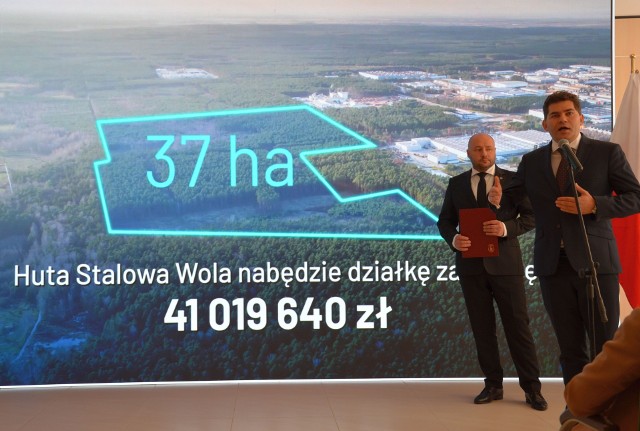 Prezydent Stalowej Woli Lucjusz Nadbereżny i prezes HSW Jan Szwedo z aktem kupna działki