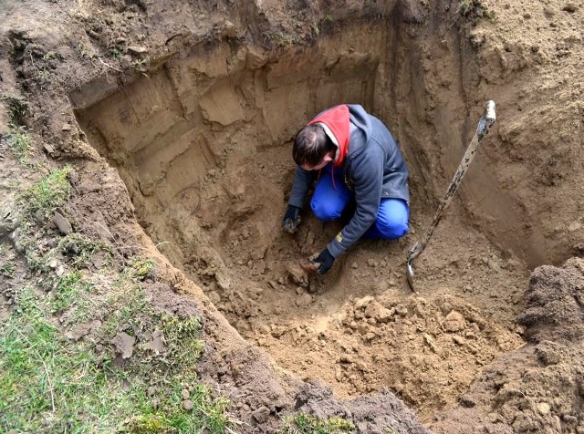 Szczątki dwóch żołnierzy niemieckich  leżały zakopane głęboko w ziemi, a przy wydobywaniu pracowali specjaliści.