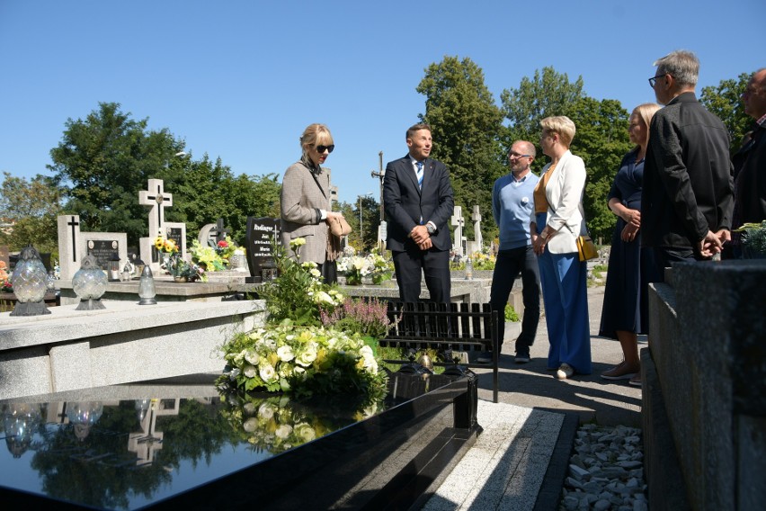 Na cmentarzu w Kielcach przed grobem Jerzego Pilcha.