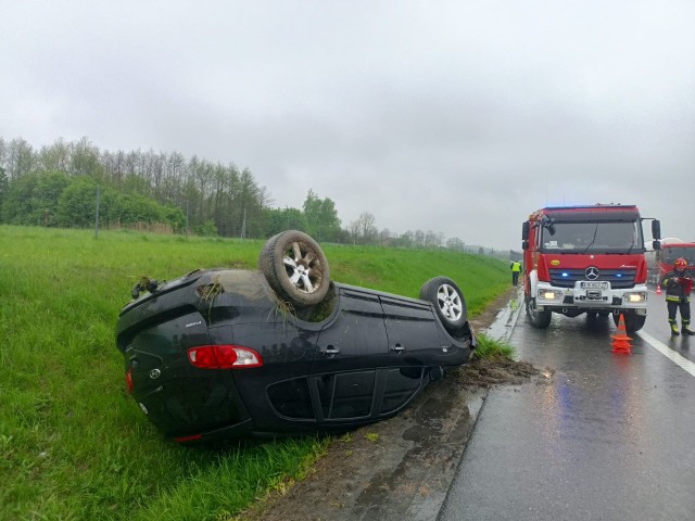 Przewrócony na dach samochód zatrzymał się częściowo na pasie awaryjnym a częściowo w płytkim rowie tuż za węzłem autostradowym Tarnów-Centrum