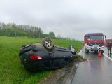 Wypadek na A4 koło węzła Tarnów-Centrum. Samochód wpadł w poślizg i dachował na pasie autostrady w kierunku Rzeszowa