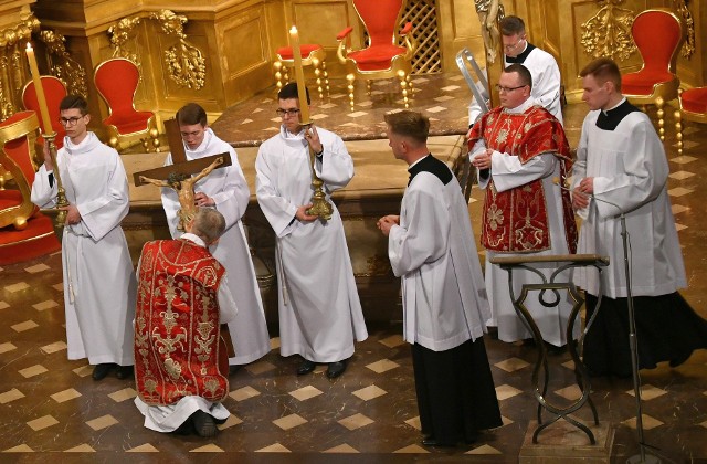 Po liturgii słowa nastąpiła adoracja krzyża. Na zdjęciu biskup Andrzej Kaleta.