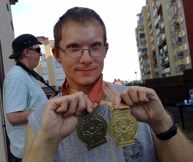 Mariusz Bobko pokazuje zdobyte przez siebie medale.