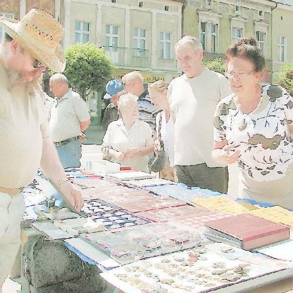 Jedną z imprez towarzyszących "Dniom Wąbrzeźna&#8221; był wczorajszy jarmark staroci na placu Jana Pawła II. Na jednym z kilkunastu stoisk usadowił się Krzysztof Wagner, kolekcjoner monet i starych zegarów z Iławy. - Na razie mieszkańcy Wąbrzeźna częściej chcą coś sprzedać niż kupić. Myślę, że wynika to z ich sytuacji materialnej - mówi pasjonat staroci, który ze swoim kramem jeździ na giełdy m.in. do Grudziądza i innych miast, w których takie targi odbywają się regularnie. - Moim zdaniem w Wąbrzeźnie również powinny odbywać się targi staroci, np. w domu kultury - mówił pan Krzysztof