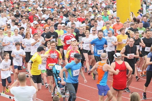 W biegu wzięło udział ponad ośmiuset zawodników, w środku biegnie Damian Orzechowski z synkiem.