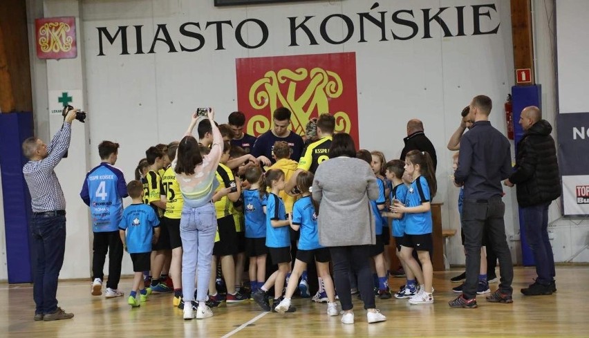 W czwartek piłkarze ręczni KSSPR Końskie poprowadzili...